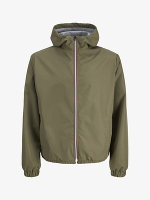 Olivengrøn hættejakke med lynlås foran, elastiske manchetter og snøre i kanten, vist mod en hvid baggrund.