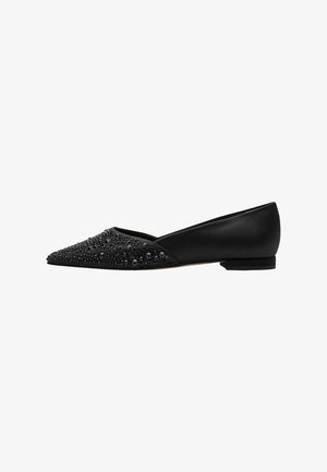 Sorte flade sko med spids tå, med perlebesætning foran, glatte lædersider og lav hæl.