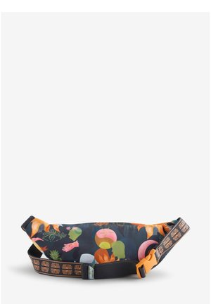 Kolorowa nerka z tkaniny, ozdobiona żywymi kwiatowymi i zwierzęcymi wzorami. Posiada ciemne tło oraz pomarańczową klamrę z wzorzystym paskiem.