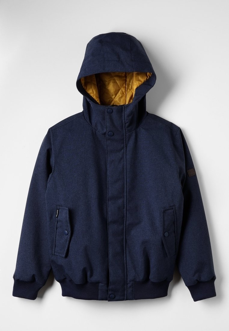 Veste d'hiver bleu marine à capuche avec doublure matelassée jaune, fermeture avant à pression et à glissière, deux poches à rabat, poignets et ourlet côtelés.