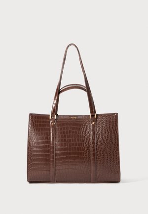 Sac fourre-tout en faux cuir crocodile marron avec deux poignées, forme rectangulaire, finition brillante et accents en métal doré.