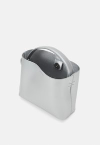 Borsa in pelle argento con parte superiore curva, manico singolo e chiusura a bottone. Texture liscia con dettagli di cuciture minime. Forma compatta.