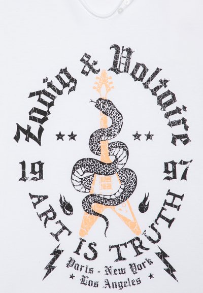 Hvit T-skjorte med en dristig grafikk av en slange som er sammenfiltret med en orange gitar, med svart tekst som leser "KUNST ER SANHET" og dekorative aksenter.