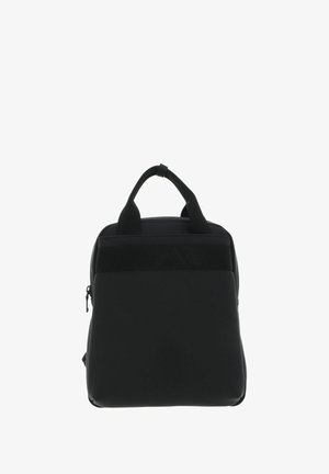 Sac à dos rectangulaire noir avec poignées supérieures et une sangle horizontale sur le devant, conçu pour transporter des effets personnels.