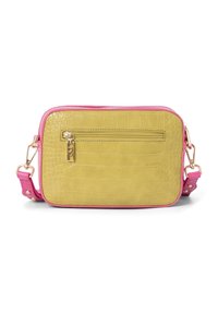 Borsa a tracolla con motivo coccodrillo in verde chiaro con bordi rosa. Presenta una tasca frontale con zip e una tracolla regolabile rosa. Dettagli in hardware dorato.