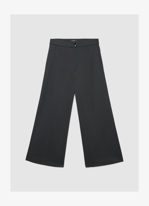 Pantalon noir à jambes larges en tissu lisse, doté d'une fermeture à boutons, de poches avant et d'ourlets droits. Conçu pour une coupe décontractée.