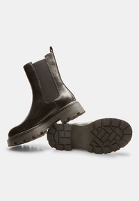 Bata Členkové čižmy na platforme - schwarz