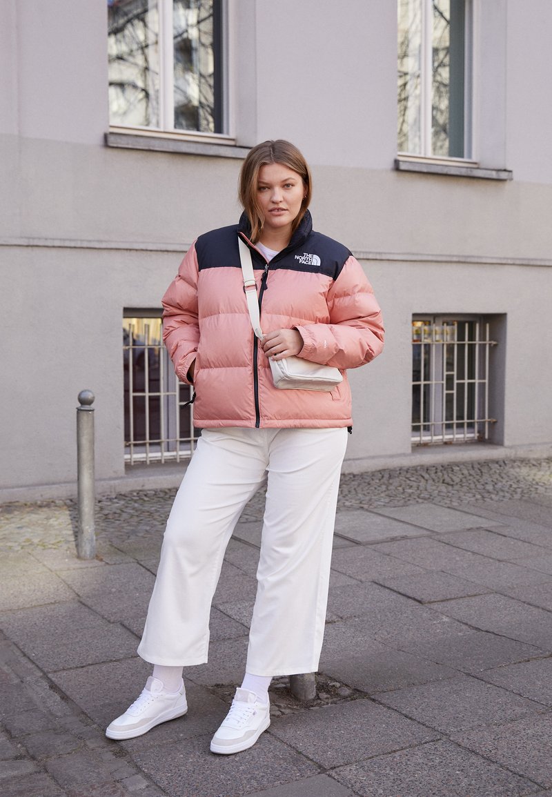 The North Face PLUS 1996 RETRO NUPTSE JACKET - Casaco de penas - rose dawn