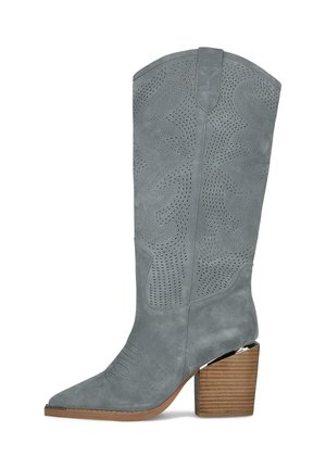 Grauer Wildleder-Cowboystiefel mit dekorativen Perforationen, spitzer Zehe und gestapeltem Holzblockabsatz.