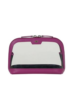 Cofanetto cosmetico fucsia con zip, pannello frontale trasparente, pelle texture e un piccolo logo metallico accentato nella parte superiore.