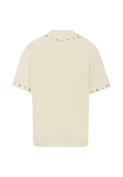 Korte mouwen crèmekleurig T-shirt met een ontspannen pasvorm, met decoratieve zwarte studs langs de schouder- en mouwranden.