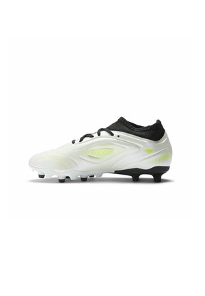 Vagues blanches et noires avec des accents jaunes néon, col de chaussette pour la cheville, et crampons moulés conçus pour les sports en plein air.