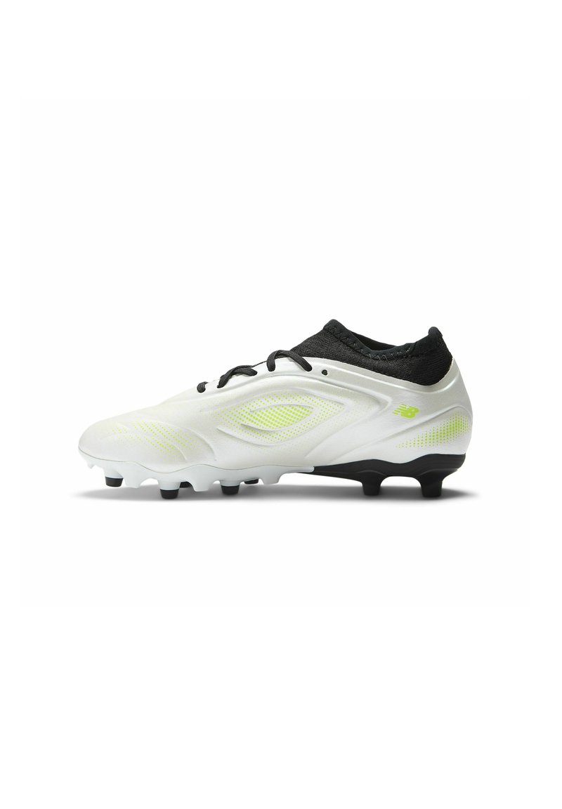 Weißer und schwarzer Fußballschuh mit neon-gelben Akzenten, sockenähnlichem Knöchelkragen und geformten Stollen, die für den Freizeitsport entwickelt wurden.