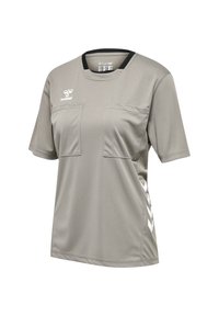 Lys grå sports t-shirt med rund hals, korte ærmer, to forlommer og hvide chevron detaljer på siderne. Fremstillet af blødt, åndbart stof.