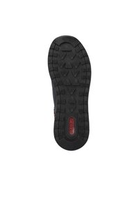 Semelle extérieure en caoutchouc noir avec un motif de semelle présentant des crampons triangulaires et circulaires ; inclut un accent de logo rouge.