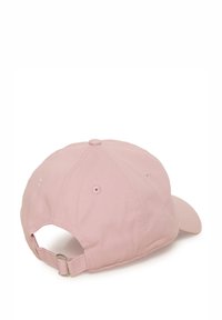 Rózsaszín pamut baseballsapka ívelt karimával, hat panellel, tetején gombbal és hátul állítható fém csattal.