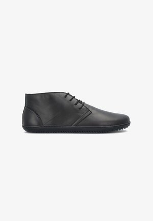 Stivaletto in pelle nera con lacci sul davanti e suola in gomma nera, mostrato dal lato esterno su sfondo bianco.