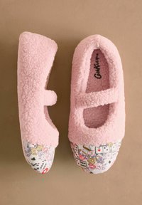 Pantofole rosa pelose con una texture morbida, dotate di una punta decorata con motivi floreali e carte da gioco. Include una fascia per una vestibilità sicura.