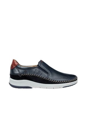 Zapato deslizante de cuero azul marino con un diseño cosido y acentos en marrón, que presenta una suela blanca texturizada y detalles perforados a lo largo de los lados.
