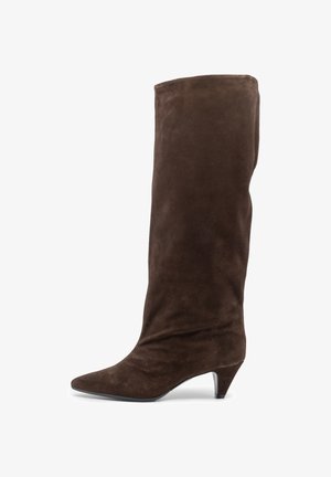 Stivale al ginocchio in suede marrone con punta affusolata e tacco conico basso, caratterizzato da una texture liscia e una silhouette aderente.