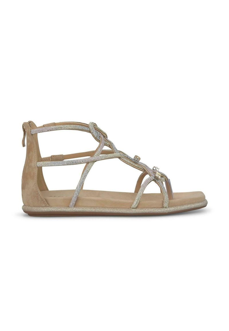 Beige suede sandalen met sprankelende zilveren banden en gedetailleerde accenten. Zachte, gevoerde zool, open teen ontwerp en achteraan ritsluiting.