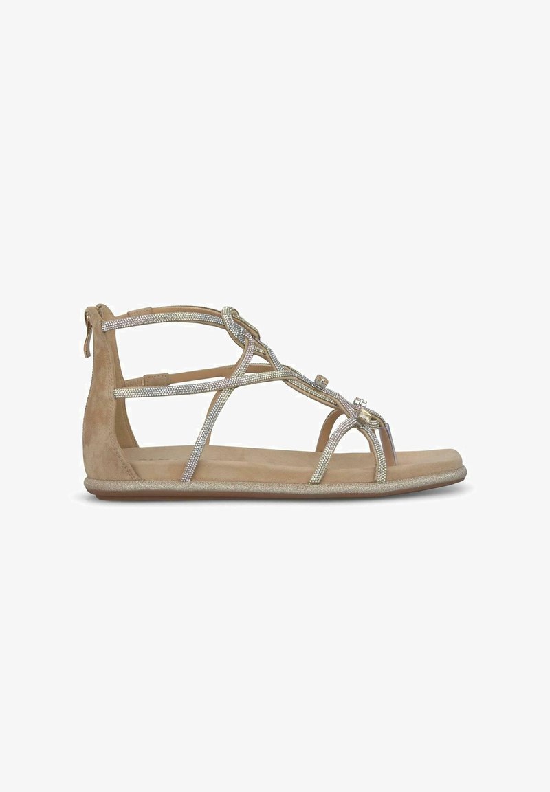 Beige suede sandalen met sprankelende zilveren banden en gedetailleerde accenten. Zachte, gevoerde zool, open teen ontwerp en achteraan ritsluiting.
