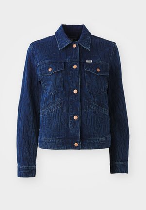 Veste en jean bleu marine avec un motif texturé, comprenant quatre poches avant et des boutons en métal cuivré. Col classique et manches longues.