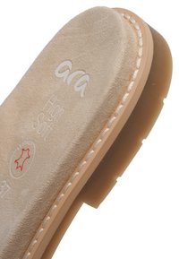 Vložka do béžové semišové sandály s nápisem "ara High Soft", bílým prošitím a na okraji viditelnou světle hnědou gumovou podrážkou.