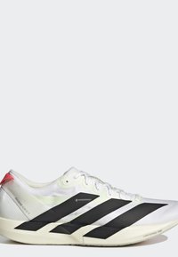 Weißer Laufschuh mit schwarzen diagonalen Streifen, heller Sohle mit der Aufschrift "LIGHTSTRIKE PRO," und rotem Akzent an der Ferse.