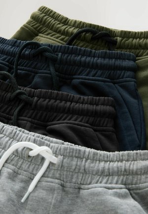 Quattro paia di pantaloni della tuta in grigio, nero, blu navy e verde oliva, con vita elastica e cordini, realizzati in un morbido cotone.