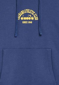 Felpa in cotone blu con tasca a marsupio anteriore, cappuccio con cordino e logo giallo stampato che recita "diadora, dal 1948."