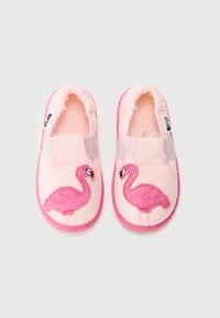Ett par små rosa barntofflor med broderade flamingor och elastiska remmar på en platt vit bakgrund.