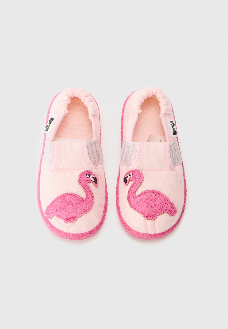 Ett par små rosa barntofflor med broderade flamingor och elastiska remmar på en platt vit bakgrund.