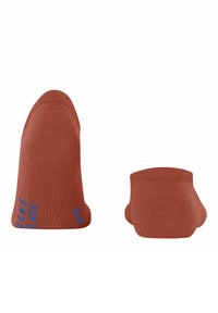 Rote Sportstrümpfe mit nahtlosem Design, verstärktem Zehenbereich und blauen Logodetails. Weiche Textur, niedriger Schnitt für minimale Sichtbarkeit.