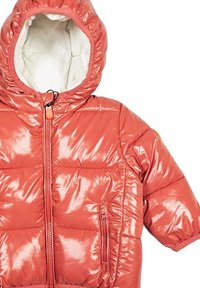 Giacca imbottita in corallo lucido con interno bianco, cappuccio, chiusura frontale con zip e tasche laterali. Presenta una texture trapuntata su tutta la superficie.