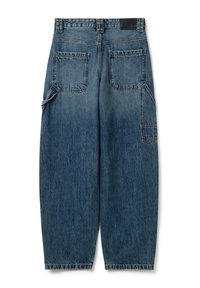Pantalones cargo de mezclilla azul con un corte holgado, que presentan múltiples bolsillos y una cinturilla con pasadores para el cinturón. Textura desgastada en toda la prenda.