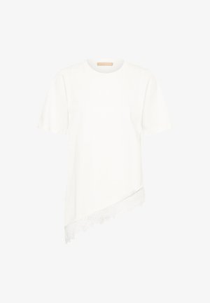 Witte asymmetrische top met korte mouwen, een ronde halslijn en een kanten rand langs de schuine zoom.