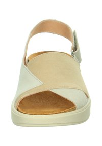 Beige und cremefarbene Wildledersandale mit offener Zehe, verstellbarem Knöchelriemen und gepolsterter, brauner Innensohle. Leichte Gummisohle.