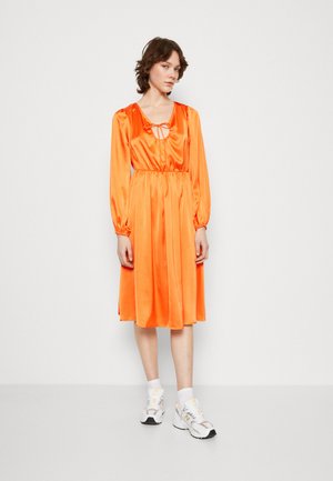 VILA VIPETIA V NECK MIDI DRESS - Koktailové šaty/večierkové šaty - tigerlily