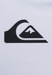 Logotipo negro con un diseño estilizado de ola y montaña sobre un fondo blanco, que muestra líneas suaves y ángulos agudos.
