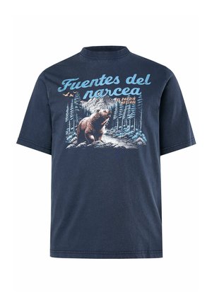 T-shirt bleu marine avec un ours dans une forêt et des montagnes, le texte indique « Fuentes del Narcea El Parque Natural ».
