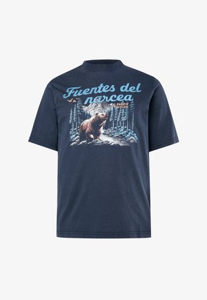 Camiseta azul marino con un oso en un bosque y montañas, el texto dice "Fuentes del Narcea El Parque Natural."
