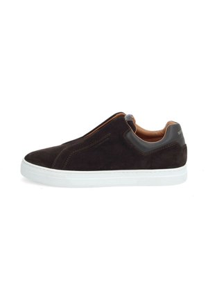 Baskets slip-on en daim marron avec semelle en caoutchouc blanche, accents gris contrastants et détails cousus. Doublure intérieure lisse.
