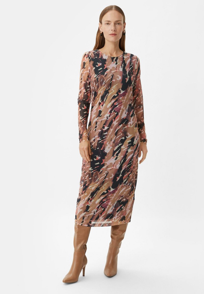 Langärmliges, gemustertes Kleid in Rosa-, Braun- und Schwarztönen; transparente Stoff mit fließendem Design, kombiniert mit kniehohen beigen Stiefeln.