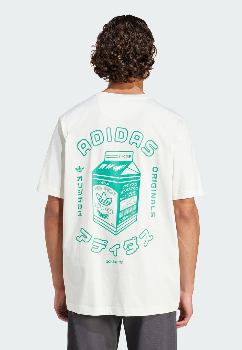 Fehér pamut póló, zöld grafikával, amelyen egy gyümölcslé carton látható japán felirattal: "ADIDAS ORIGINALS" és levél motívumok.