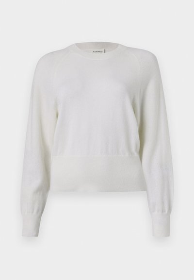 Weißer, gestrickter Pullover mit langen Ärmeln, gerippten Bündchen und rundem Ausschnitt. Weiche Textur mit leicht lockerer Passform und subtilen Details.