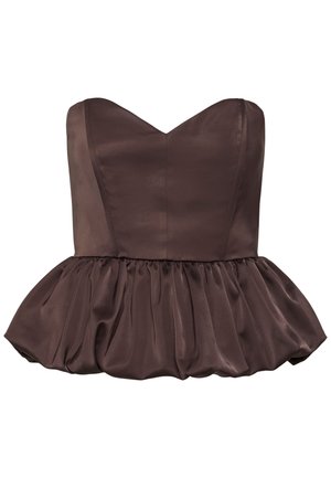 Top marron en satin sans bretelles avec corsage ajusté et bas évasé et froncé façon peplum.