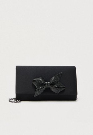 Pochette rectangulaire noire avec un grand nœud texturé sur le devant et une chaîne métallique partiellement visible sur le côté.