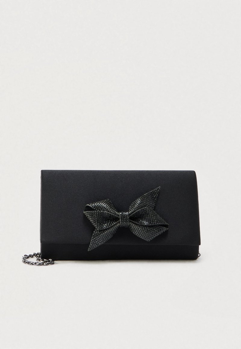 Pochette rectangulaire noire avec un grand nœud texturé sur le devant et une chaîne métallique partiellement visible sur le côté.
