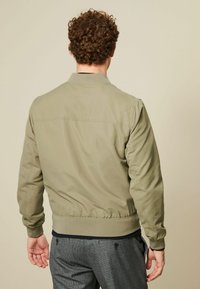 Next REGULAR FIT - Chaquetas bomber - neutral